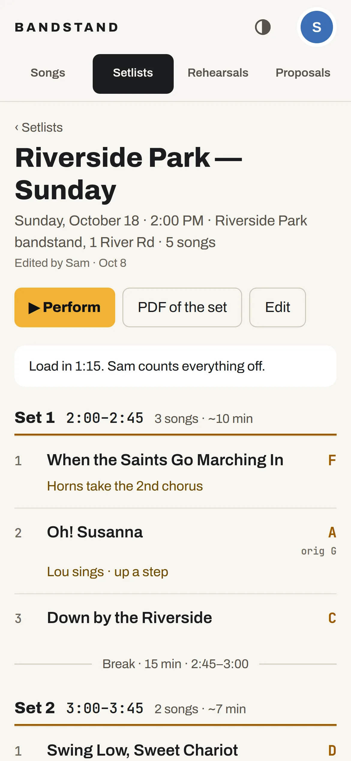 A setlist on a phone: Riverside Park, Sunday at 2 PM, two sets with start times, a break, and each song’s key and note.